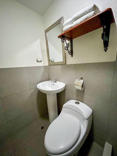 Bathroom 2, REAL MARQUEZ, Trujillo