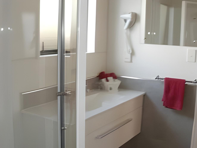 Bathroom 3, Gloucester House Motel, Hastings city