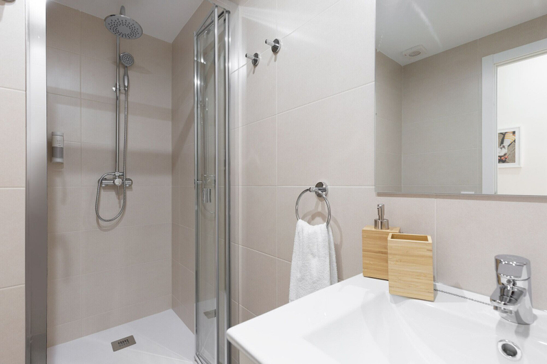 Bathroom 5, Urban Chill Apartments By Olala Homes, Barcelona