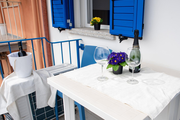 Others 5, Bed & Blu, Nuoro