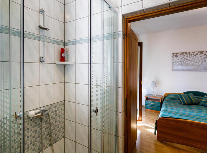 Bathroom 2, Sunny and Sleek Krk Rooms with Balcony, Krk