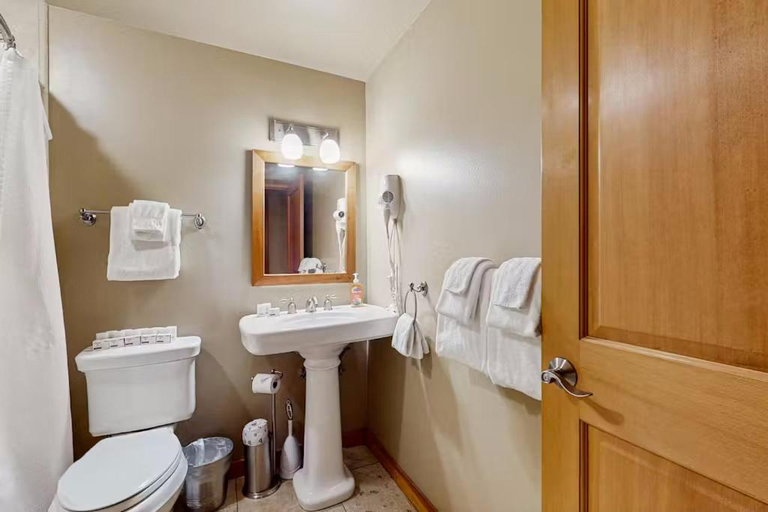 Bathroom 4, Driftin' Cabanas, Chelan