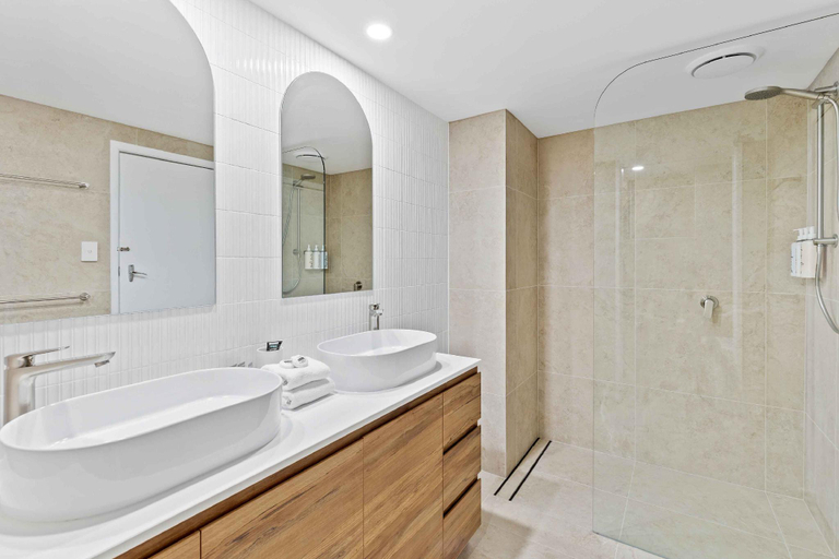 Bathroom 3, Beachfront 3 Bedroom at Wyuna Apartments, Gold Coast