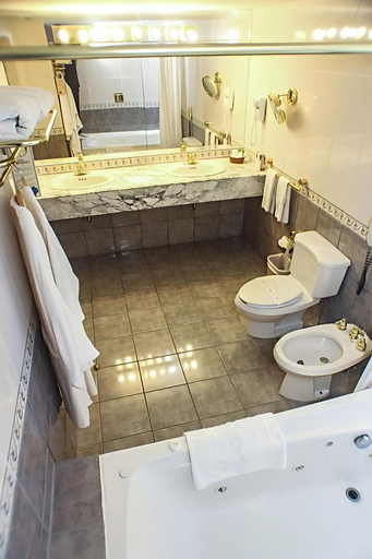 Bathroom 5, Los Parrales Hotel Resort, Cercado