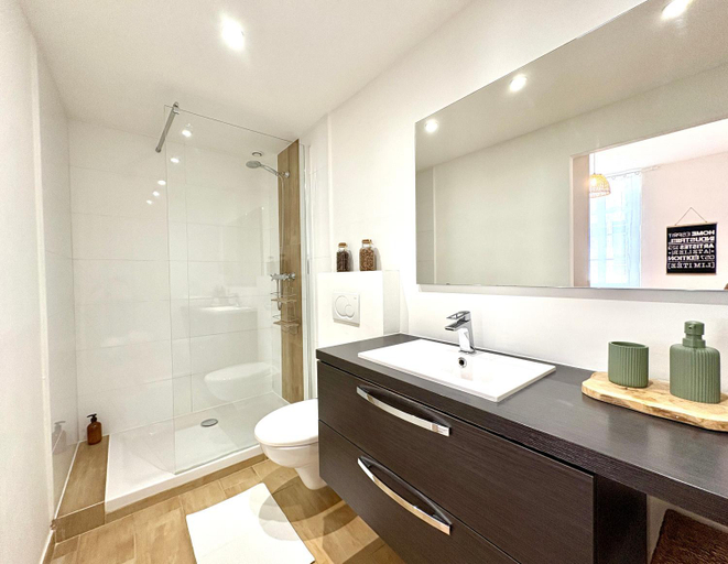 Bathroom 3, Appartements climatises - Vieil Antibes, Alpes-Maritimes