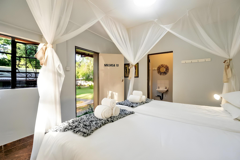 Bedroom 2, Shoestrings Backpackers , Hwange