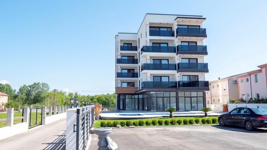 Others 3, Hotel Lejla