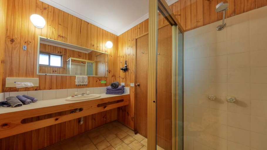 Bathroom 5, Country Roads Motor Inn, Narrandera