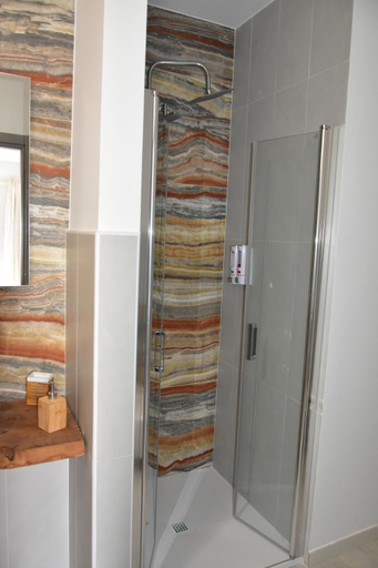 Bathroom 3, Yllen Rooms, Syracuse