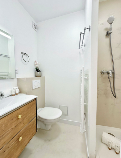 Bathroom 4, 1550 Nazareth, Paris