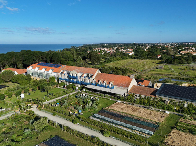 Exterior & Views