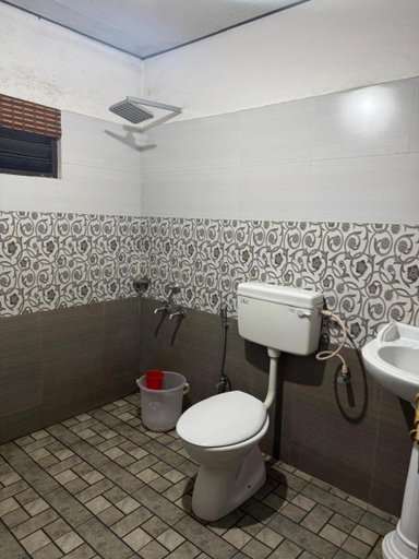 Bathroom 4, Periyar Holidays, Theni