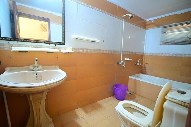 Bathroom 3, SEAVIEW COTTAGE, Karachi