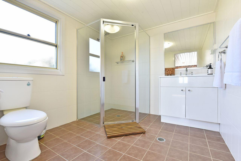 Bathroom 4, Noble Willow Estate Lovedale. Super Spacious, with views and pool, Cessnock