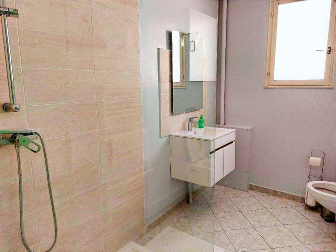 Bathroom 4, Spacious Villa in Saint-Nazaire, Gard