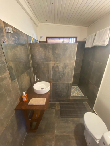 Bathroom 2, Maharepa Lodges Bungalow