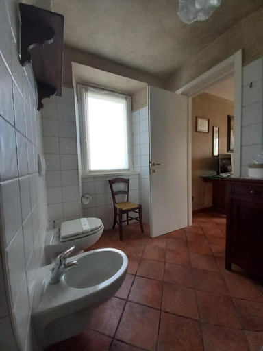 Bathroom 2, Casale Sambuceto, Parma