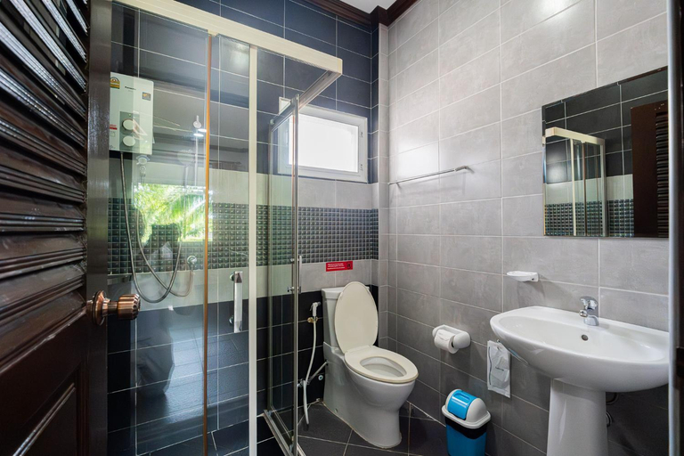 Bathroom 3, Baan Faa Talay Chan, Tha Mai