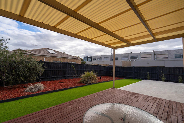 5, Spacious 4B House in PointCook, Melbourne