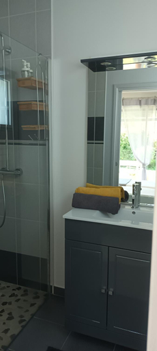 Bathroom 2, Les Chenes, Morbihan