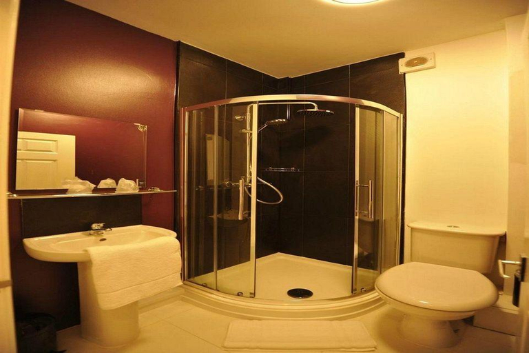 Bathroom 3, Gail’s Guest House, Vale of Glamorgan