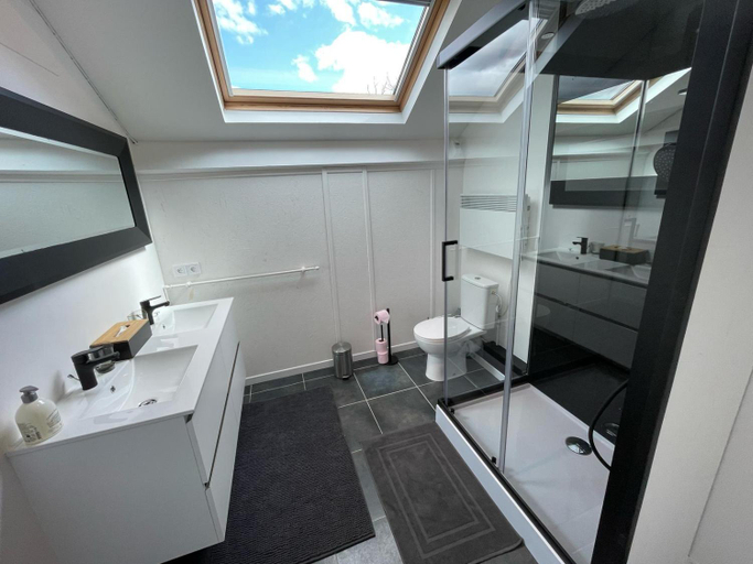 Bathroom 4, Favau, Lot-et-Garonne