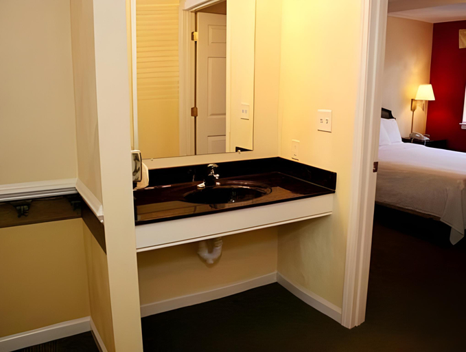 Bedroom 3, Luxbury Inn & Suites, Blount