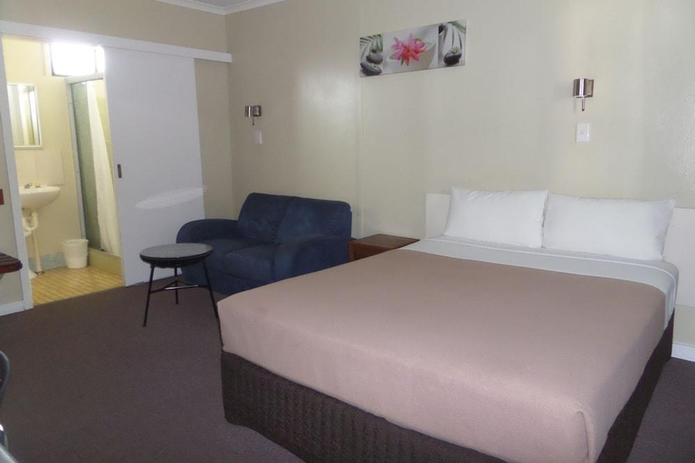 Bedroom 2, Moondarra Motel, Johnstone