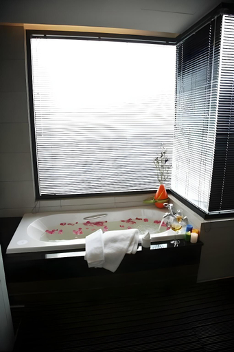 Bathroom 4, The Sez Hotel Bangsaen, Muang Chon Buri