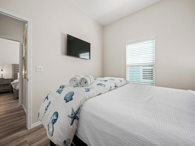 Bedroom 3, Red Tail Getaway by Miss Kitty’s, Aransas