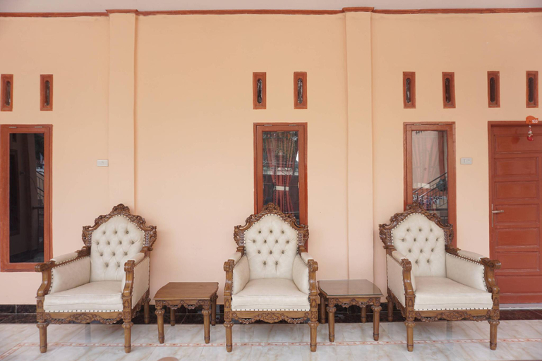 Public Area 2, OYO 2635 Ramos Inn, Samosir