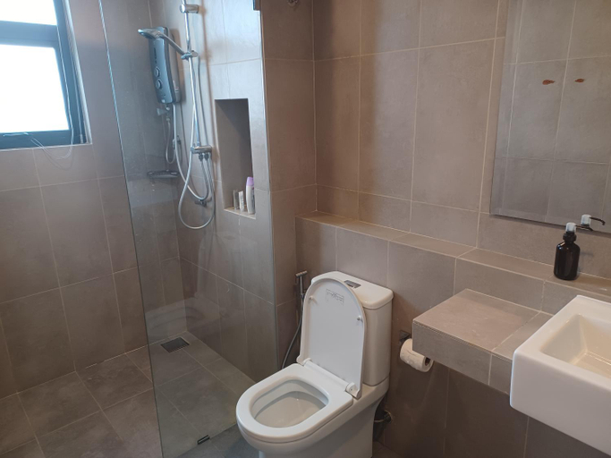 Bathroom 4, TIMURBAY SEAFRONT RESIDENCE BY CONCH COTTAGE, Kuantan