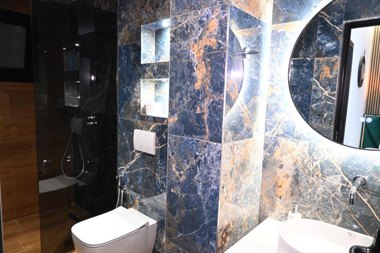 Bathroom 3, Vila La Familia, Sarandës