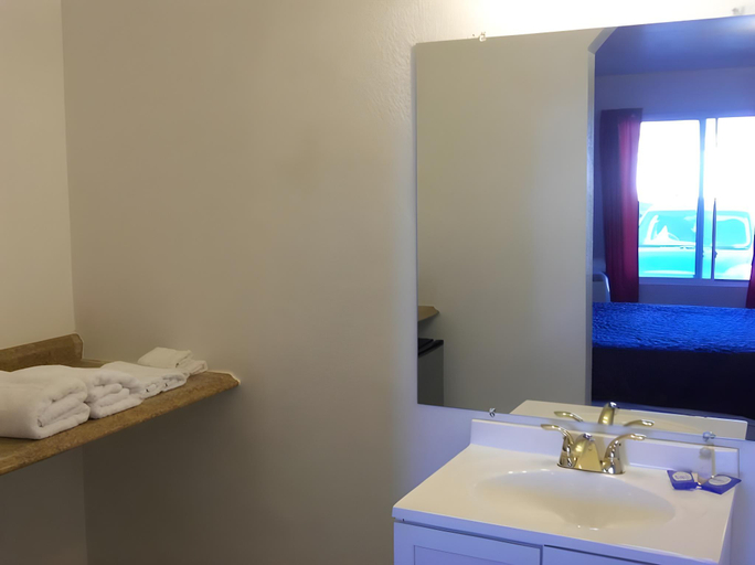 Bathroom 3, Super 54 Inn, Clark