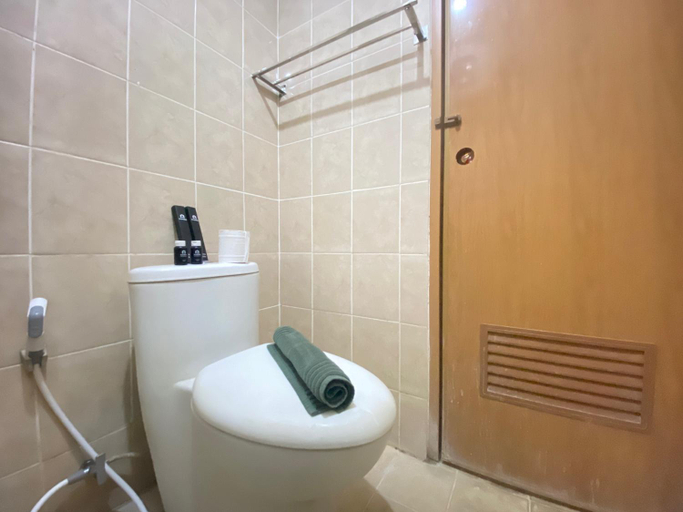 Bathroom 3, Cozy 2BR at Pinewood Apartment By Travelio, Sumedang
