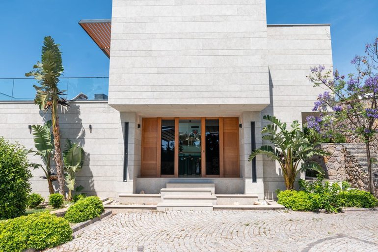 Exterior & Views
