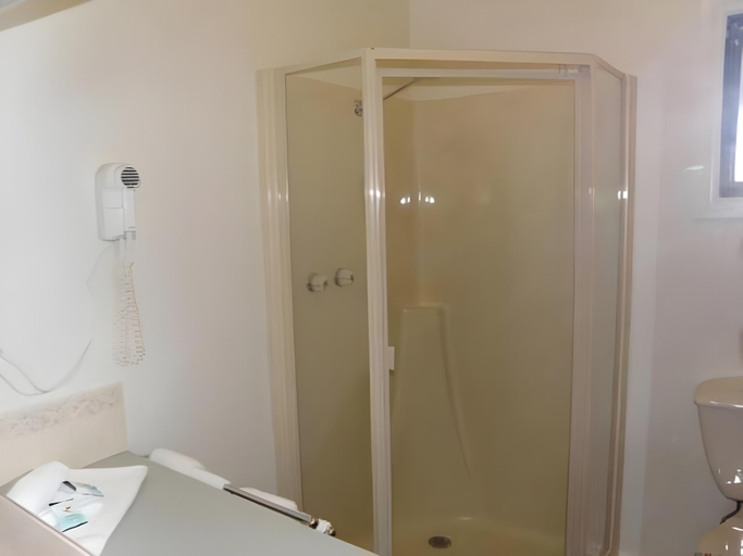 Bathroom 3, Deniliquin Country Club Motor Inn, Deniliquin