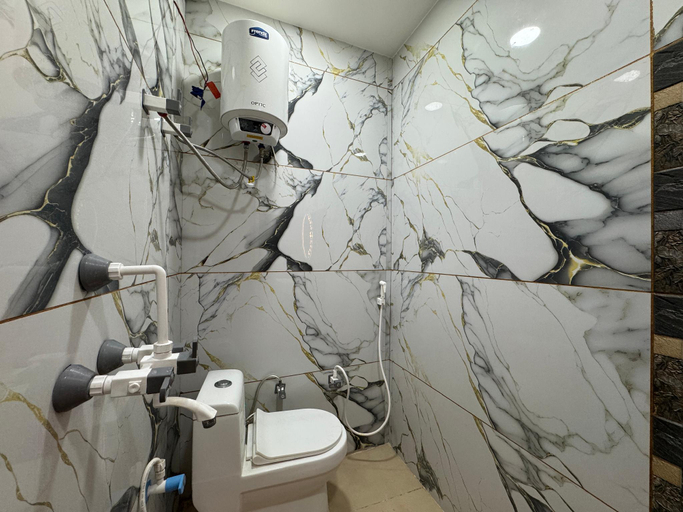 Bathroom 5, Hotel Guruvayur Dham, Mathura