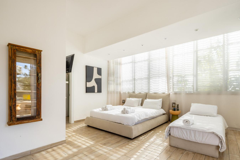 Bedroom 1, Stylish 3BR Apt w Balcony 5 min Walk from Beach