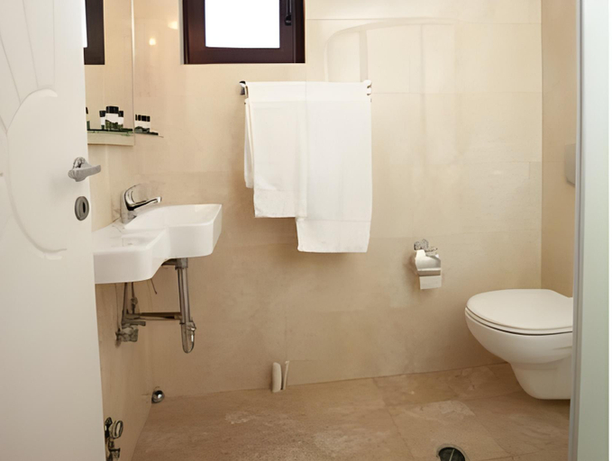 Bathroom 3, Berdoussis Hotel, Peloponnese