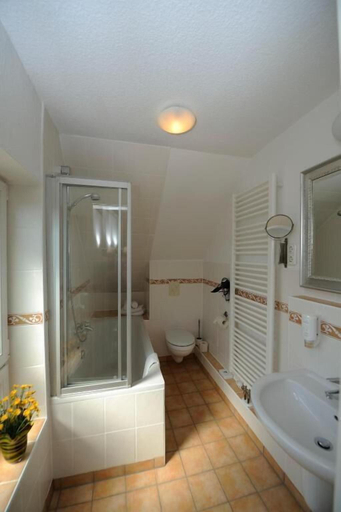 Bathroom 2, Gastehaus Sudheide, Celle