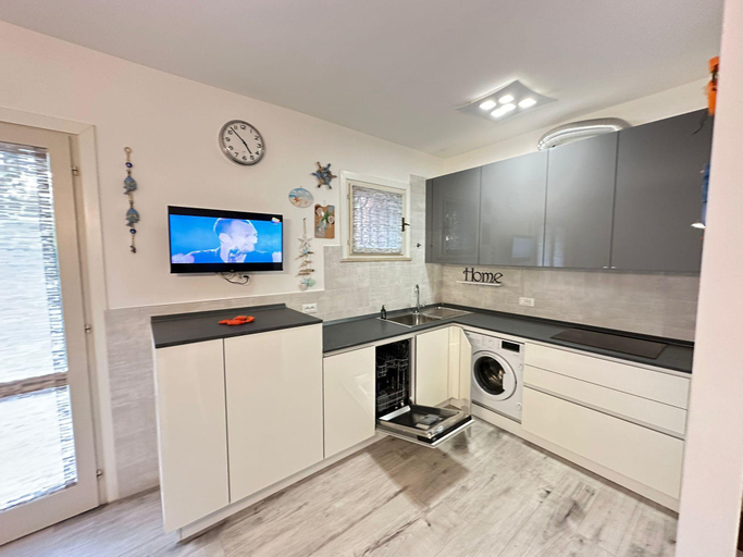 Kitchen 4, Renovated villa by the sea with private garden, Venezia