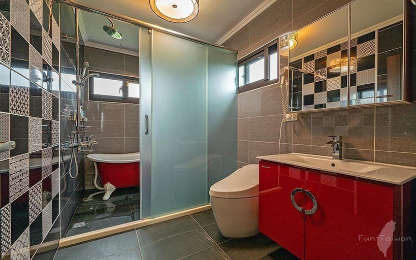 Bathroom 3, A Bluegrass Music, Hualien
