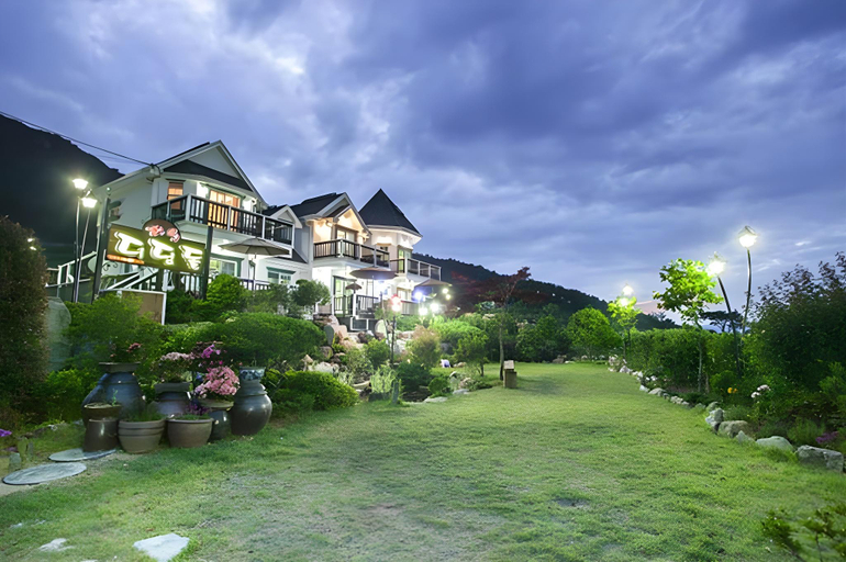 Exterior & Views