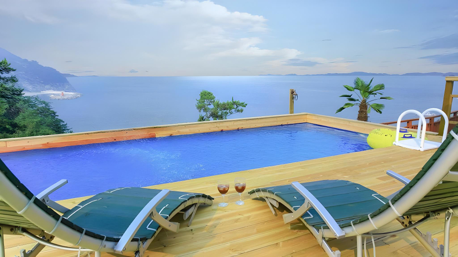 Others 5, Silver Sea Pension, Namhae