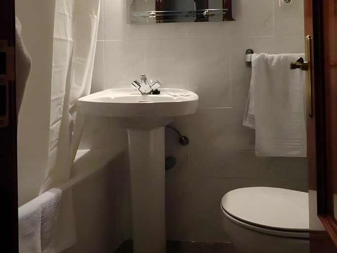 Bathroom 2, Hostal Alistana, Madrid