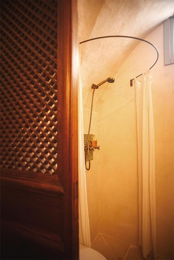 Bathroom 2, Suites Li Curti, camere con piscina!, Lecce