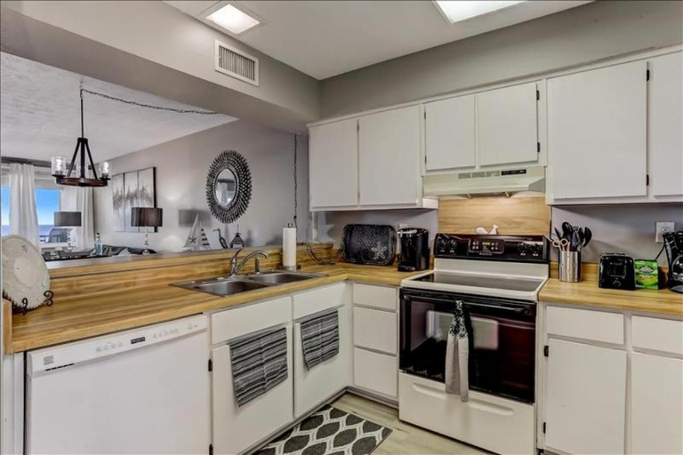 5, This beautiful condominium has it all! Corner Unit! Dog Friendly!, Nassau