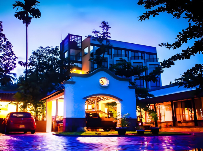 Others 3, Sapthapadhi Hotel, Kuruvita