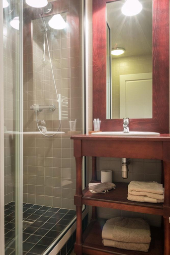 Bathroom, L'Auberge de Teissieres, Cantal